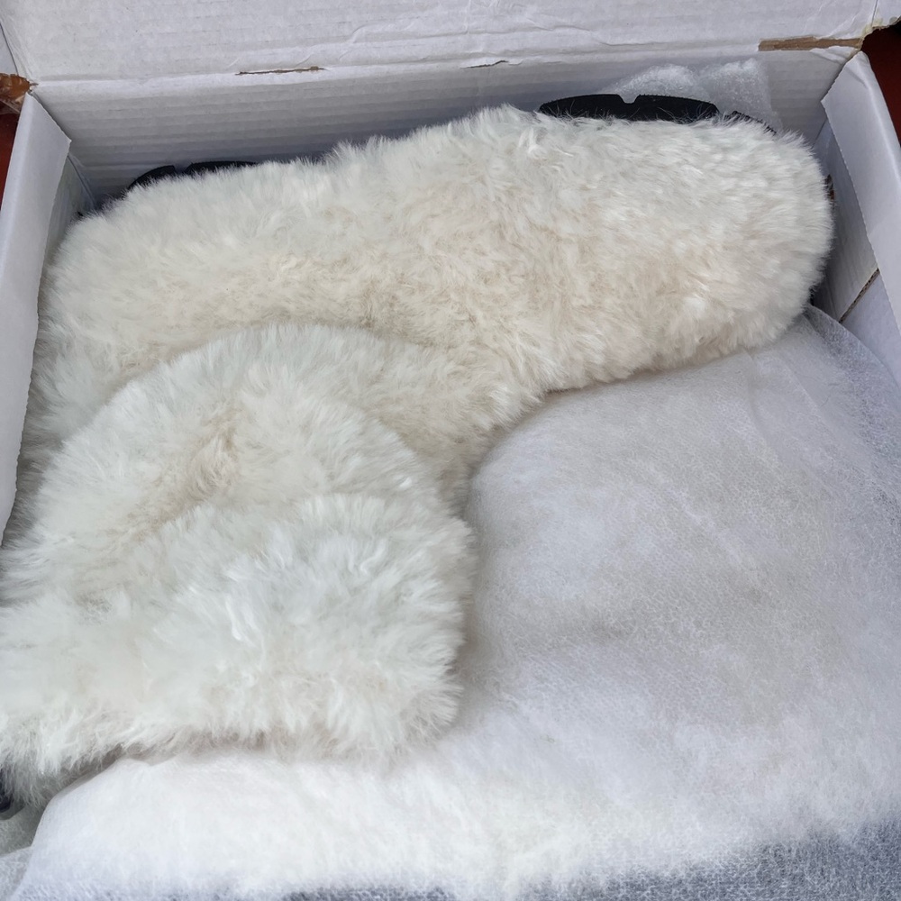 Luxurious Snow Faux Fur boots (NEW)
